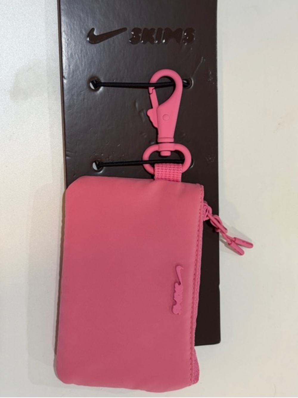 Nike Skims clippable pouch light flamingo